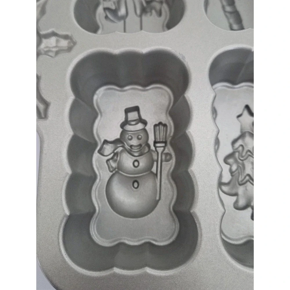 Nordic Ware Christmas Mini Bread Loaf Pan 8 Holiday Designs 6‎ Cups